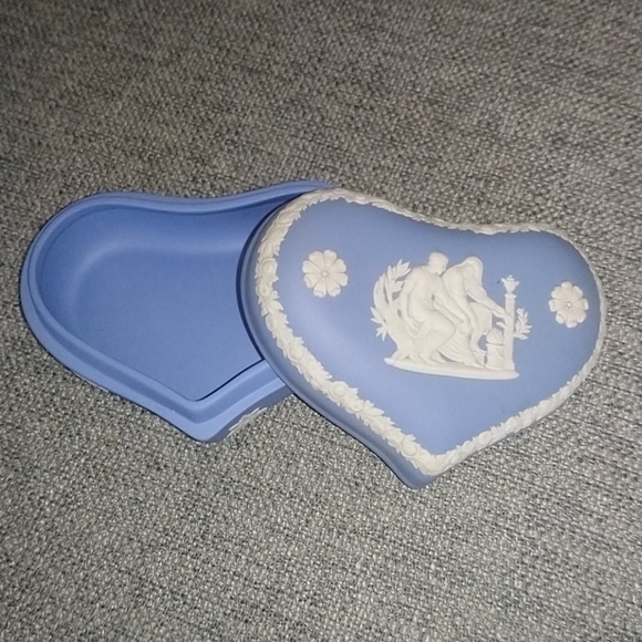 Wedgwood Heart Box - Picture 2 of 5